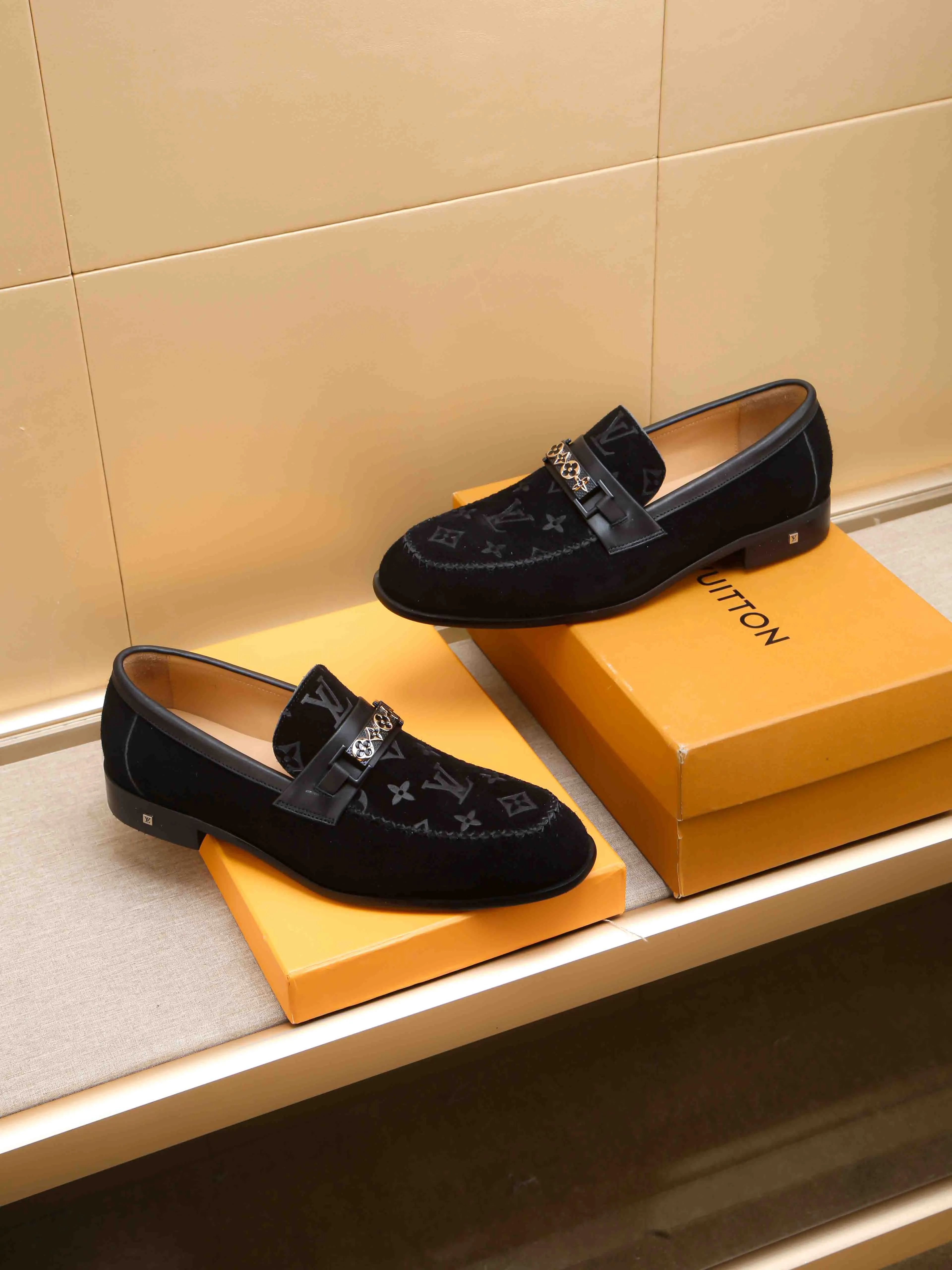 Men's shoes 💰 460 💰 Louis Vuitton LV ® 🆕 model 🔛Full shoe counter, first layer cowhide, 🐂leather lined casual shoes for men, super soft outsole, essential for driving. Counter synchronization, original first layer cowhide, completely 1:1 mold customization🌹top version, color optional! Number: 39-44 (customized at 38.45)